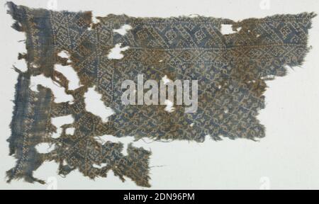 Fragment, Medium: linen tecnica: Resist-stampato su tessitura piana, Linen tessitura piana tinta blu ha un resist-applicato su scala ridotta tutto-sopra disegno di linee diagonalmente incrociate di punti formando una griglia di quadrati che ogni racchiudono quatrefoli. I puntini creano anche i bordi che sono bande diagonali di forme geometriche., India, XIV-XV secolo, stampati, tinti e dipinti tessuti, frammenti Foto Stock