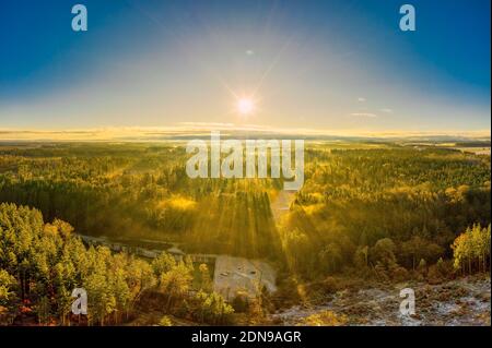 Drone foto panoramica di nebbia alba sulla foresta, idilliaca pace del paesaggio nel sud della Baviera, Germania. Foto Stock