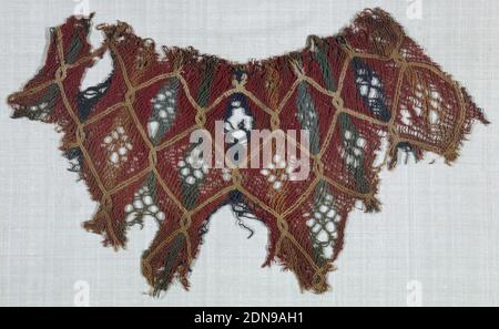 Frammento, Medio: Lana tecnica: Sprang, modello di diamanti policromi. Frammento di cofano o borsa, Egitto, 5 ° secolo, tessuti annodati, a maglia e a maglia, frammento Foto Stock
