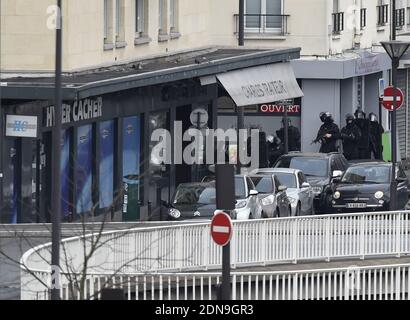 Le forze di polizia si riuniscono nelle vicinanze di Porte de Vincennes, ad est di Parigi, in Francia, il 9 gennaio 2015, dopo che almeno una persona è stata ferita quando un pistolero ha aperto il fuoco in un negozio di alimentari kosher e ha preso in ostaggio almeno cinque persone. L'aggressore era sospettato di essere lo stesso pistolero che ha ucciso una donna di polizia in una sparatoria a Montrouge, nel sud di Parigi, l'8 gennaio. Foto di Nicolas Gouhier/ABACAPRESS.COM Foto Stock