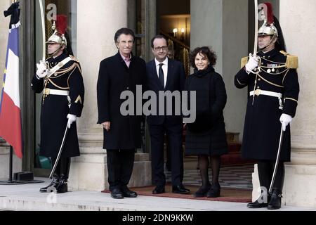 Il presidente francese Francois Hollande accoglie con favore l'ex ministro francese della cultura e presidente del famoso Istituto del mondo arabo di Parigi (AWI) Jack Lang e sua moglie Monique Buczynski al Palazzo Elysee prima di partecipare a un raduno dell'unità ÒMarche RepublicaineÓ il 11 gennaio, 2015 a Parigi in omaggio alle 17 vittime di un'uccisione di tre giorni da parte degli islamisti locali. Gli assassini sono iniziati il 7 gennaio con un assalto alla rivista satirica Charlie Hebdo di Parigi, che ha visto due fratelli massacrare 12 persone, tra cui alcuni dei più noti fumettisti del paese, l'uccisione di una donna di polizia e l'aggressione Foto Stock