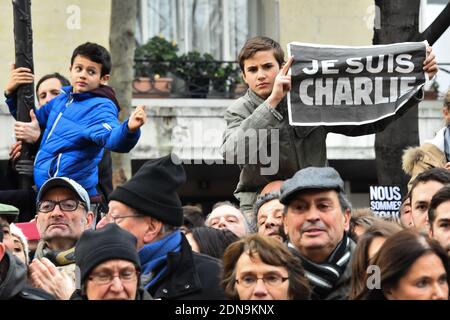 La gente si riunisce per una marcia contro il terrorismo in Place de la Republique a Parigi il 11 gennaio 2015. Diversi capi di Stato europei si sono Uniti ad una manifestazione per esprimere la loro solidarietà in seguito ai recenti attentati terroristici in Francia e per commemorare le vittime dell'attacco alla rivista satirica francese Charlie Hebdo e ad un supermercato kosher a Parigi. Foto di Thierry Orban/ABACAPRESS.COM Foto Stock