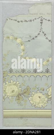 Fregio, Standard Wall-Paper Company, Standard Wall-Paper Company, Pittsburgh, Pennsylvania, carta per ingrain stampata a macchina, fiocchi di mica applicati, fregio flitter con elemento di design principale di una grande swag floreale che si avvolgono sulla metà inferiore della carta. Piccoli swag e archi floreali sopra. Stampato su una superficie blu chiaro. Swag floreale e altri elementi in argento mica flakes., Pittsburgh, Pennsylvania, USA, 1905–1915, Wallcoverings, Frieze Foto Stock
