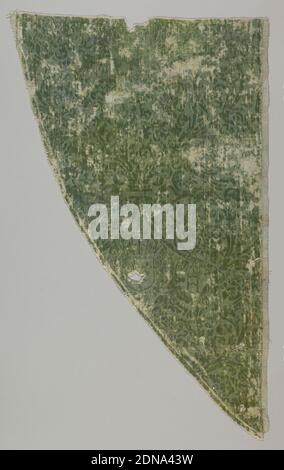 Fragment, Medium: Lana, tecnica di lino; pelo di rassodamento di ordito supplementare in una fondazione di tessitura piana (velluto), tessuto blu/verde stampato (goffrato) con un motivo che indica la regalità francese. All'interno di intagli di viti e uccelli una ciottoletta a corona stretta con tre fleur-dely, su un lato della ciottoletta sono appaiati cressenti (Diane de Poiters), sull'altro una 'H' a corona stretta (Henri II)., 16 ° secolo, tessuti tessuti, frammento Foto Stock