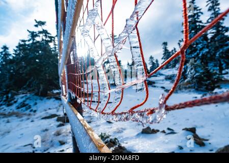 Rete di sicurezza sul bordo di una cresta di montagna in Inverno Foto Stock