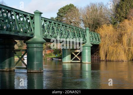 Bourne End Railway Bridge, ponte vittoriano che attraversa il Tamigi a Cookham, Berkshire UK. Foto Stock