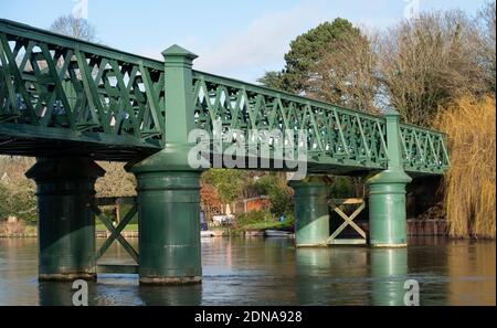 Bourne End Railway Bridge, ponte vittoriano che attraversa il Tamigi a Cookham, Berkshire UK. Foto Stock