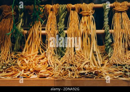 Primo piano su diversi tipi di pasta fatta a mano sulla vetrina di caffè, ristorante, mercato alimentare in vendita. Foto Stock