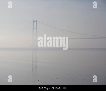 Vista di Humber Bridge Hessle England UK in nebbia autunno 2020. Foto Stock