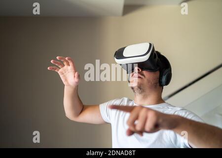 Il giovane ragazzo è uscito usando gli occhiali di realtà virtuale Foto Stock