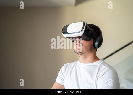 Il giovane ragazzo è uscito usando gli occhiali di realtà virtuale Foto Stock