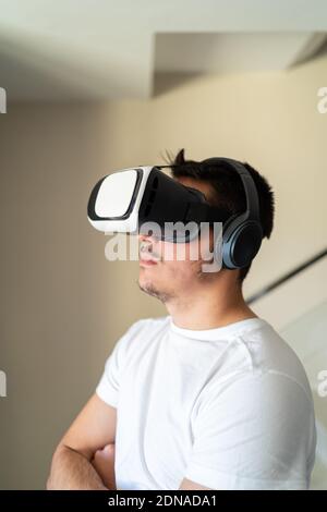 Il giovane ragazzo è uscito usando gli occhiali di realtà virtuale Foto Stock