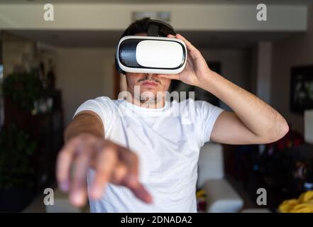 Il giovane ragazzo è uscito usando gli occhiali di realtà virtuale Foto Stock