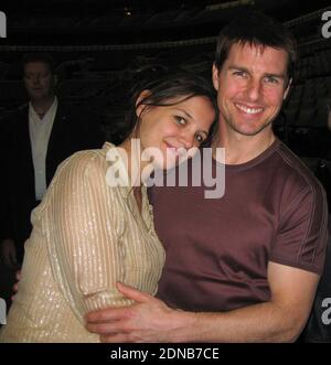 Sunrise, Stati Uniti d'America. 16 Dic 2005. SUNRISE, FL - DICEMBRE 16: (COPERTURA INTERNA ESCLUSIVA) la Mega star Tom Cruise si presenta per la prima volta a Miami Beach con la sua bella sposa incinta di essere Katie Holmes. La coppia sembrava assolutamente radiosa e felice, mentre guardavano Will Smith provare per il suo spettacolo domani sera al Bank Atlantic Center (Jingle Ball) 16 dicembre 2005 a Sunrise, Florida. Persone; Katie Holmes; Tom Cruise Credit: Storms Media Group/Alamy Live News Foto Stock