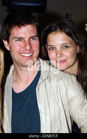 Sunrise, Stati Uniti d'America. 26 Ottobre 2013. SUNRISE, FL - DICEMBRE 17: (COPERTURA ESCLUSIVA) Tom Cruise e Katie Holmes backstage alla Y100.7 Jingle Ball. Fu il 27° compleanno di Katie e lei e Tome scamarono un sacco di PDA backstage al Bank Atlantic Center il 17 dicembre 2005 a Sunrise, Florida. Persone; Tom Cruise; Katie Holmes Credit: Storms Media Group/Alamy Live News Foto Stock