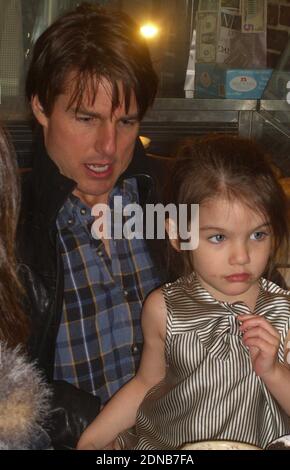 Boston, Stati Uniti d'America. 22 novembre 2009. BOSTON, ma - NOVEMBRE 07: (COPERTURA ESCLUSIVA) Tom Cruise, figlia Suri, insieme con il figlio Connor e la moglie Katie Holmes, escono in un piccolo caffè sul lato ovest. La famiglia crusie ha fatto un'esplosione di divertimento, perché la famiglia ha apprezzato un caffè e una torta. Little Suri guardò absolutamente adorabile mentre giocava e prese il suo dersert. Tom è a Boston filmando il suo nuovo film 'Wichita' accanto a Cameron Diaz. Il 07 novembre 2009 a Boston, Massachusetts persone: Tom Cruise, Suri Cruise Credit: Storms Media Group/Alamy Live News Foto Stock