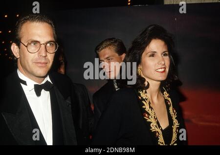 Kevin Costner, moglie Cindy Costner al 'Dances with Wolves' di Los Angeles, 4 novembre 1990 / riferimento file n. 34000-1335PLTHA Foto Stock