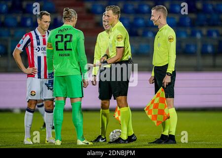TILBURG, PAESI BASSI - DICEMBRE 18: Freek Heerkens di Willem II, Remko Pasveer di Vitesse, arbitro Sander van der Eijk, arbitro assistente Richard Polm Foto Stock