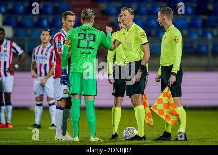 TILBURG, PAESI BASSI - DICEMBRE 18: Freek Heerkens di Willem II, Remko Pasveer di Vitesse, arbitro Sander van der Eijk, arbitro assistente Richard Polm Foto Stock