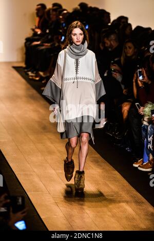 Un modello cammina sulla pista allo spettacolo BCBG Max Azria durante la Mercedes-Benz Fashion Week Autunno 2015 al Teatro al Lincoln Center di New York City, NY, USA, il 12 febbraio 2015. Foto di Richard Davis/ABACAPRESS.COM Foto Stock