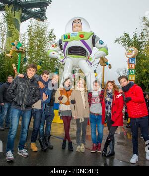 Martina Stoessel (violetta), Candelaria Molfese (Camila), Mercedes Lambre (Ludmila), Diego Dominguez (Diego), Facundo Gambande (Maximiliano), Ruggero Pasquarelli (Federico), Samuel Nascimento (Broduey) e Jorge (Leon) in visita a Disneyland Paris, Marne-la Vallee, Parigi, 17 febbraio 2015, Francia. Foto di Disneyland Paris/ABACAPRESS.COM Foto Stock