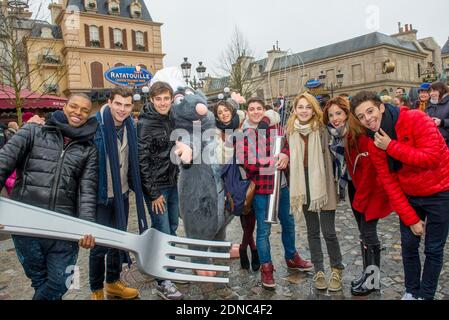 Martina Stoessel (violetta), Candelaria Molfese (Camila), Mercedes Lambre (Ludmila), Diego Dominguez (Diego), Facundo Gambande (Maximiliano), Ruggero Pasquarelli (Federico), Samuel Nascimento (Broduey) e Jorge (Leon) in visita a Disneyland Paris, Marne-la Vallee, Parigi, 17 febbraio 2015, Francia. Foto di Disneyland Paris/ABACAPRESS.COM Foto Stock