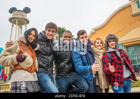 Martina Stoessel (violetta), Candelaria Molfese (Camila), Mercedes Lambre (Ludmila), Diego Dominguez (Diego), Facundo Gambande (Maximiliano), Ruggero Pasquarelli (Federico), Samuel Nascimento (Broduey) e Jorge (Leon) in visita a Disneyland Paris, Marne-la Vallee, Parigi, 17 febbraio 2015, Francia. Foto di Disneyland Paris/ABACAPRESS.COM Foto Stock