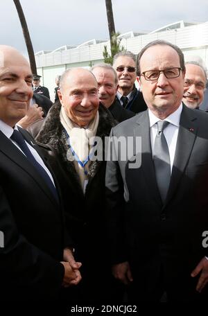 Il presidente francese Francois Hollande insieme al ministro della Difesa Jean-Yves le Drian, Eric Trappier, CEO di Dassault Aviation, Serge Dassault, presidente e amministratore delegato del gruppo Dassault, e suo figlio Olivier Dassault, durante una visita alla linea di assemblaggio del combattente militare a reazione "Rafale" nella fabbrica di aerei francesi Dassault Aviation a Merignac, nei pressi di Bordeaux, nella Francia sud-occidentale, il 4 marzo 2015. Foto di Patrick Bernard/ABACAPRESS.COM Foto Stock