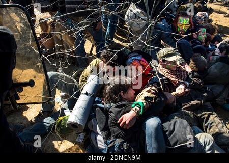 La gendarmeria francese prende posizione durante l'evacuazione degli attivisti ambientali che avevano occupato la 'zona da difendere', ZAD, zona vicino al sito di un progetto di diga nella foresta di Sivens il 6 marzo 2015. La polizia francese si è mossa per liberare un campo di protesta presso il sito del controverso progetto della diga a seguito di una decisione del consiglio regionale di Tarn di sostituire il serbatoio originariamente previsto con uno più piccolo. Foto di Bernard-Marie/ABACAPRESS.COM - Sivens Foto Stock