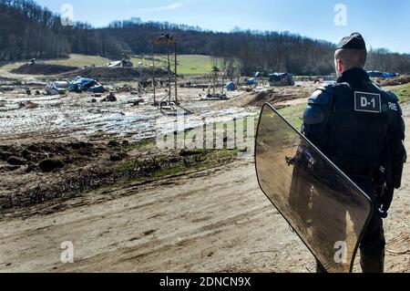 La gendarmeria francese prende posizione durante l'evacuazione degli attivisti ambientali che avevano occupato la 'zona da difendere', ZAD, zona vicino al sito di un progetto di diga nella foresta di Sivens il 6 marzo 2015. La polizia francese si è mossa per liberare un campo di protesta presso il sito del controverso progetto della diga a seguito di una decisione del consiglio regionale di Tarn di sostituire il serbatoio originariamente previsto con uno più piccolo. Foto di Bernard-Marie/ABACAPRESS.COM - Sivens Foto Stock