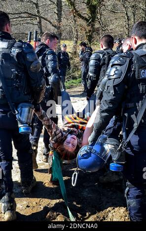 La gendarmeria francese prende posizione durante l'evacuazione degli attivisti ambientali che avevano occupato la 'zona da difendere', ZAD, zona vicino al sito di un progetto di diga nella foresta di Sivens il 6 marzo 2015. La polizia francese si è mossa per liberare un campo di protesta presso il sito del controverso progetto della diga a seguito di una decisione del consiglio regionale di Tarn di sostituire il serbatoio originariamente previsto con uno più piccolo. Foto di Bernard-Marie/ABACAPRESS.COM - Sivens Foto Stock