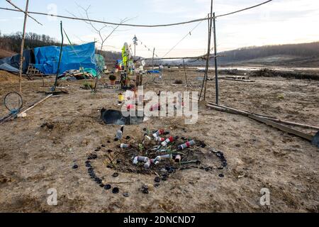 La gendarmeria francese prende posizione durante l'evacuazione degli attivisti ambientali che avevano occupato la 'zona da difendere', ZAD, zona vicino al sito di un progetto di diga nella foresta di Sivens il 6 marzo 2015. La polizia francese si è mossa per liberare un campo di protesta presso il sito del controverso progetto della diga a seguito di una decisione del consiglio regionale di Tarn di sostituire il serbatoio originariamente previsto con uno più piccolo. Foto di Bernard-Marie/ABACAPRESS.COM - Sivens Foto Stock