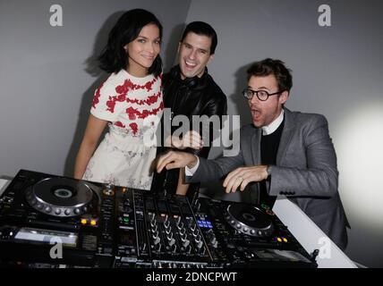 Georgon Nicolo, Leigh Lezark e Brad Goreski hanno partecipato alla serata di degustazione della settimana della moda di Parigi con la Galassia, con Brad Goreski, modello Jessica Stam e Executive Vice President of Global Marketing for Mobile Communications Younghee Lee di Samsung, tenutasi presso il Four Seasons Hotel George V di Parigi, Francia, il 7 marzo 2015. Foto di Jerome Domine/ABACAPRESS.COM Foto Stock