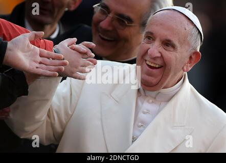 Papa Francesco arriva per la visita pastorale nella Parrocchia di Ognissanti a Roma il 7 marzo 2015. In questa chiesa, 50 anni fa, il 7 marzo 1965, Beato papa Paolo VI ha celebrato la prima Messa in lingua italiana, dopo la riforma della liturgia del Concilio Vaticano II.Foto di Eric Vandeville /ABACAPRESS.COM Foto Stock