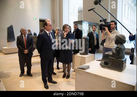 Il presidente francese Francois Hollande durante una visita del dipartimento di antichità orientali del museo del Louvre, a Parigi, Francia, il 18 marzo 2015. Hollande oggi ha annunciato i piani per una grande mostra sulla Mesopotamia del Museo del Louvre di Lens, in collaborazione con il governo iracheno in risposta alla vandalizzazione di siti archeologici e musei da parte dei militanti dello Stato islamico e del regime siriano. Foto di Pierre Villard/piscina/ABACAPRESS.COM Foto Stock