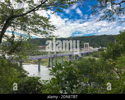 Il ponte Daxi a Taoyuan, Taiwan. Questo ponte sospeso si estende su una lunghezza di 330 metri con 13 abutment. Foto Stock