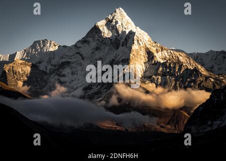 Paesaggio montano protetto a Mist Foto Stock