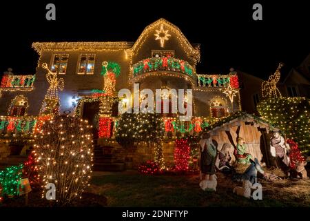 Decorazioni natalizie al Dyker Heights, un quartiere di Brooklyn noto per le sue stravaganti mostre natalizie. New York, Stati Uniti Foto Stock