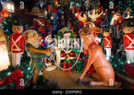 Decorazioni natalizie al Dyker Heights, un quartiere di Brooklyn noto per le sue stravaganti mostre natalizie. New York, Stati Uniti Foto Stock