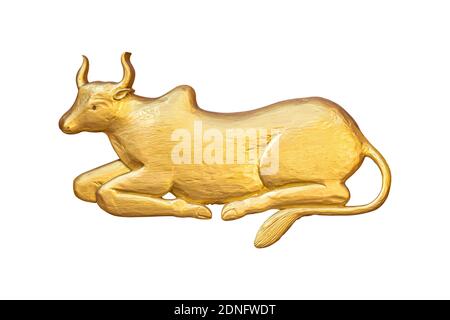 Mucca dorata isolata su sfondo bianco con tracciato di ritaglio. Foto Stock
