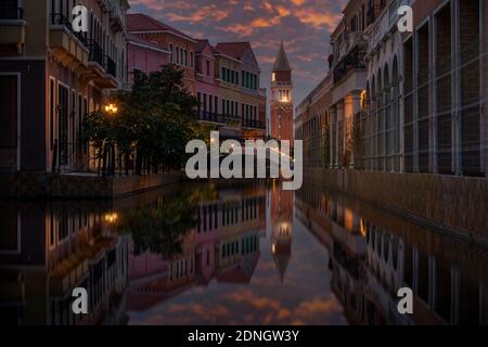 Vista sul canale Rio Marin dal Ponte de la Bergami a Venezia, al crepuscolo. Venezia è una popolare destinazione turistica d'Europa. Foto Stock