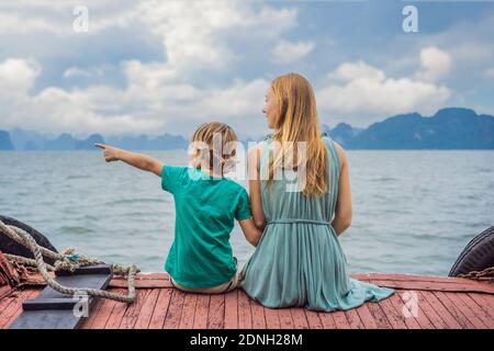 I viaggiatori di mamma e figlio viaggiano in barca a Halong Bay. Vietnam. Viaggio in Asia, emozione di felicità, concetto di vacanza estiva. Viaggiare con bambini Foto Stock