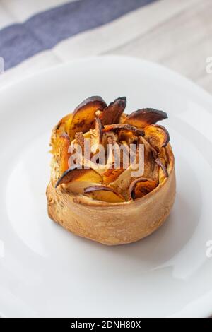 Cannella e mazzi di mela fatti a mano su un piatto bianco. Dolci torte fatte in casa. Foto Stock