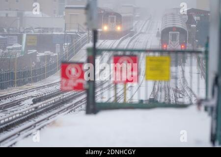 Una vista dei treni MTA durante una tempesta invernale.la mattina dopo una potente tempesta invernale ha colpito gli stati nordorientali degli Stati Uniti, una grande tempesta di neve ha colpito la costa orientale degli Stati Uniti durante le prime ore del giovedì, creare ulteriori sfide nel bel mezzo di una pandemia di coronavirus e di una campagna di vaccinazione di massa che si svolge in tutta la regione. La tempesta invernale, che si sposta su New York, in Pennsylvania e in altri stati del nord-est, lascia milioni di persone che si trovano a fronteggiare più di un piede di neve una settimana prima di Natale, interrompendo potenzialmente i test dell'incoronavirus e ritardando le consegne delle festività. Ha inoltre lasciato più di 60 milioni di persone in cattive condizioni Foto Stock