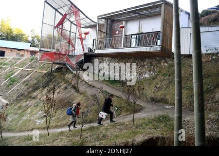 (201218) -- JINZHAI, 18 dicembre 2020 (Xinhua) -- Yu Jiajun torna alla stazione sanitaria dopo aver visitato il suo paziente nella contea di Jinzhai di Luan City, nella provincia di Anhui della Cina orientale, 16 dicembre 2020. Nel profondo dell'area del bacino idrico di Xianghongdian nella Contea di Jinzhai di Luan City, nella provincia di Anhui, nella Cina orientale, c'è un'isola isolata, che in passato ospita oltre 40 famiglie povere. Yu Jiajun, 42 anni, è l'unico medico del villaggio. 'In passato, non c'era una stazione sanitaria sull'isola. Gli abitanti del villaggio dovevano fare fila per due o tre ore per andare al centro sanitario di Mabu Township per vedere il medico." Yu Foto Stock