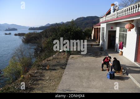 (201218) -- JINZHAI, 18 dicembre 2020 (Xinhua) -- Yu Jiajun visita il suo paziente nella contea di Jinzhai della città di Luan, nella provincia di Anhui della Cina orientale, 16 dicembre 2020. Nel profondo dell'area del bacino idrico di Xianghongdian nella Contea di Jinzhai di Luan City, nella provincia di Anhui, nella Cina orientale, c'è un'isola isolata, che in passato ospita oltre 40 famiglie povere. Yu Jiajun, 42 anni, è l'unico medico del villaggio. 'In passato, non c'era una stazione sanitaria sull'isola. Gli abitanti del villaggio dovevano fare fila per due o tre ore per andare al centro sanitario di Mabu Township per vedere il medico." Yu ha detto. Quando Yu Jiajun tornò alla v Foto Stock