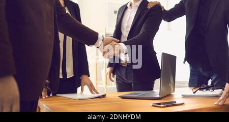 Primo piano di persone aziendali che scuotono le mani in ufficio per confermare la loro partnership. Foto Stock