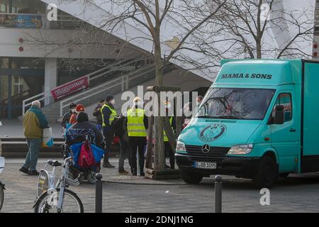 Berlino, Germania. 17 Dicembre 2020. I senzatetto si accodano al banco del cibo di Alexanderplatz a Mitte. Frank Zander e la sua famiglia sostengono i camion di cibo per i senzatetto e i bisognosi gestiti dalla Caritas e Diakonie. A causa della pandemia di Corona, la sua tradizionale festa di Natale per i senzatetto e i bisognosi all'Estrel Hotel deve essere cancellata quest'anno. Credit: Gerald Matzka/dpa-Zentralbild/ZB/dpa/Alamy Live News Foto Stock