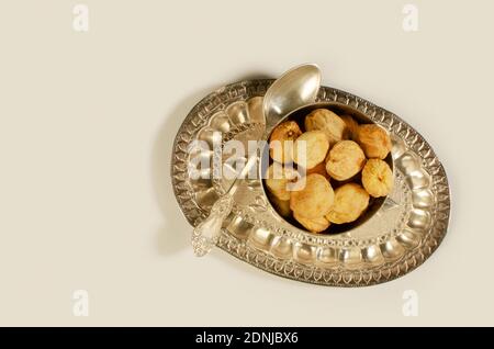 Albicocche o Jardalu presentati in una ciotola d'Argento e un piatto. Studio Shot Foto Stock