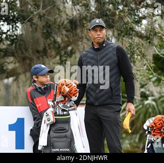 Orlando, Stati Uniti. 17 Dicembre 2020. Tiger Woods si prepara a tee off sulla 10° buca durante il round pro-am al torneo di golf PNC Championship al Ritz-Carlton Golf Club. Woods è accoppiato con il suo figlio Charlie di 11 anni (a sinistra). Credit: SOPA Images Limited/Alamy Live News Foto Stock